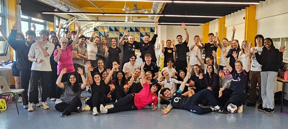 JoeGregory100's tweet photo. A great day yesterday with trainee physiotherapists at @unibirmingham, supporting them learn more about treating people living with #Parkinsons 🤸🏻‍♂️

With the brilliant instruction of Joanna Eastough, and the great fun, and informative participation  of my Parkinson's friends @annieconmonkey, @SimonForrest18 and Lynsay Alexander from @PDPioneers  🤸🏻‍♂️🌷

@UBSportExR @UBSport @UBSportFitness @CureParkinsonsT @ParkinsonsUK @ParkinsonsEN @ParkinsonsEU @WorldPDCongress @SportParkinsons @NeuroAlliance @thecsp