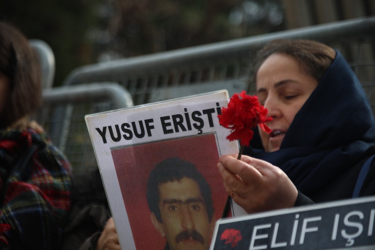 1094. haftamızda, Erişti Ailesi ile birlikte, 35 yıl önce bugün gözaltına alınarak kaybedilen Yusuf Erişti için hakikat ve adalet talebiyle Galatasary’dayız.

#CumartesiAnneleri1094Hafta