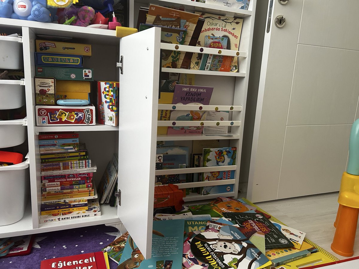 dmtgldn's tweet photo. Sol alt köşede bebeklik kitaplarını kaldırdım. Çok duygusal anlar. Kıyamadıklarım var ayırmaya ama artık bu bebek kitabı diye okumamı istemiyor. Benim bu büyümeyi sindirmem lazım sanırım önce 😢❣️
Ayrıca eski kitaplarını yenileri sığsın diye kaldırmıştım.Gene sığmıyor.🤦🏼‍♀️ https://t.co/1jdfgK2MBb