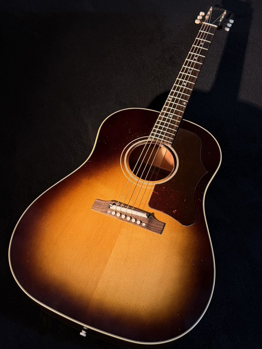 GCLUB_TOKYO's tweet image. 当社カスタムオーダー品！限定５本！レギュラー品にはないサンバーストカラーの1960 J-45 ADJ。しかもMurphy Lab　Light Aged仕上げ！弾いていて気持ちの良い1本です！
shop.kurosawagakki.com/items/2954057
#gibson #murphylab #j45 #ギブソン #弾き語り