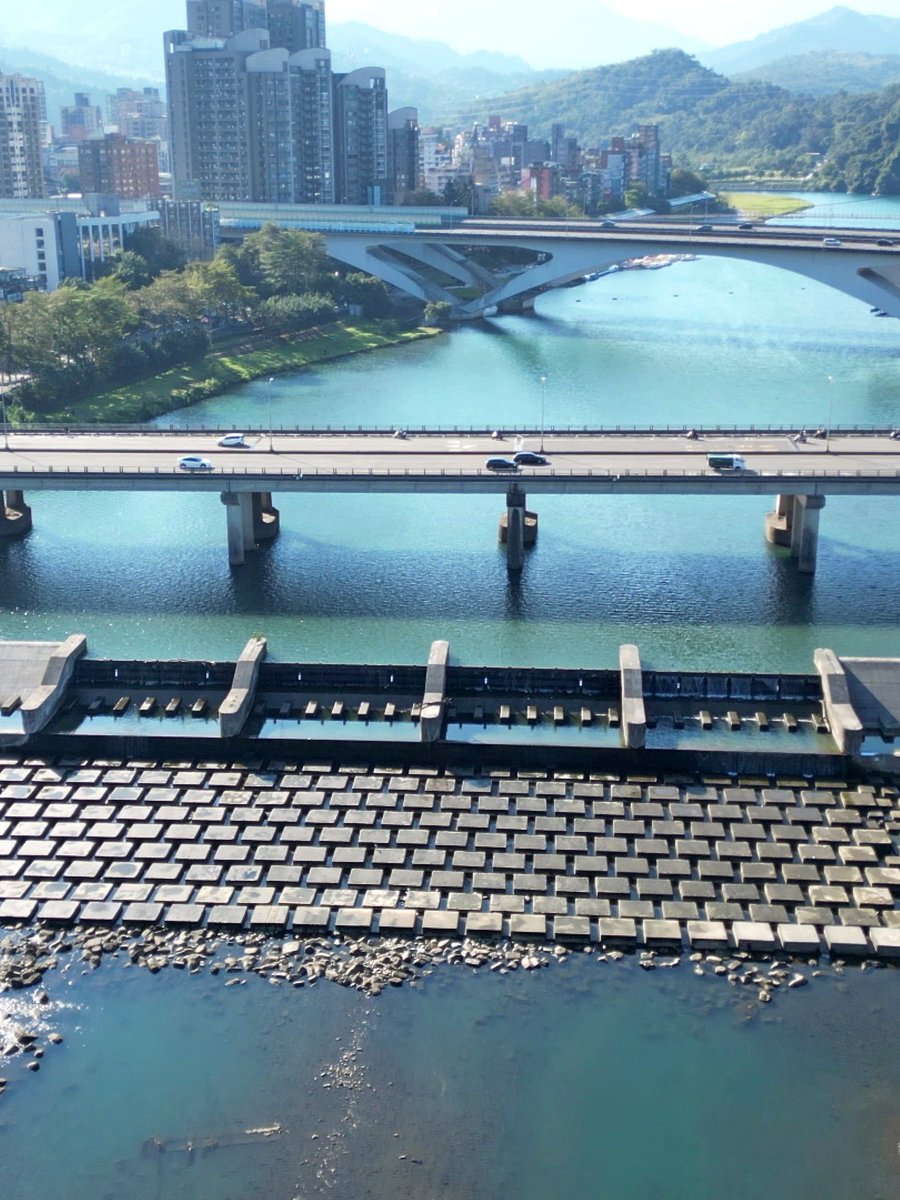 Elton5356's tweet photo. 碧潭為臺灣昔日八大景之一，因河岸寬廣，水色澄碧、平靜如潭而得其名，適宜划船、游泳、釣魚等活動，景致十分宜人。碧潭吊橋長約200公尺，建於西元1937年，橫跨碧潭之水上，為新店區旅遊主要的觀光景點。從碧潭渡船頭開始騎自行車, 在陽光橋折返, 來回約8.4公里的輕鬆騎行!
https://t.co/6z4QfDdjwx https://t.co/DJq7g2ryFe