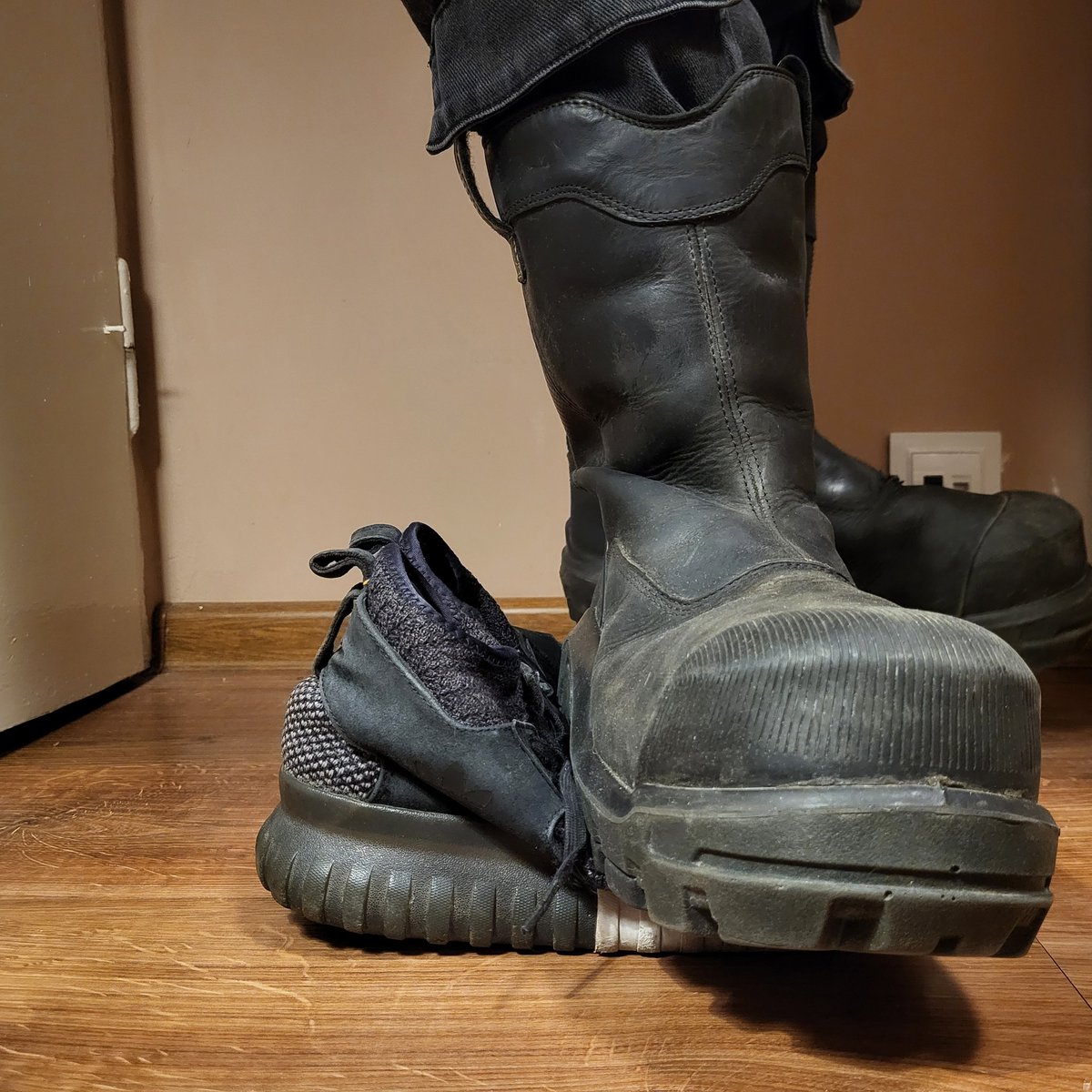 Metal_Crush_'s tweet image. Crushing a pair of adidas sneakers with my Dakota boots. Do you want more?

#boots #workboots #footwear #workshoes #crushing #sneakers #shoes