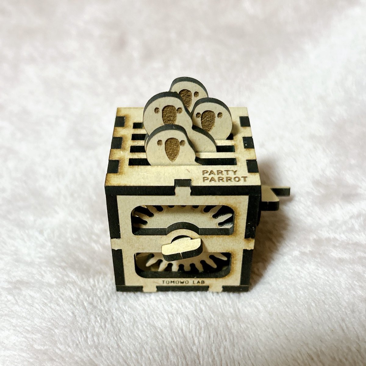 とても素敵な買い物をしました☺️
ハンドルを回すと鳥があの動きをするんです！
技術とセンスに脱帽🎩