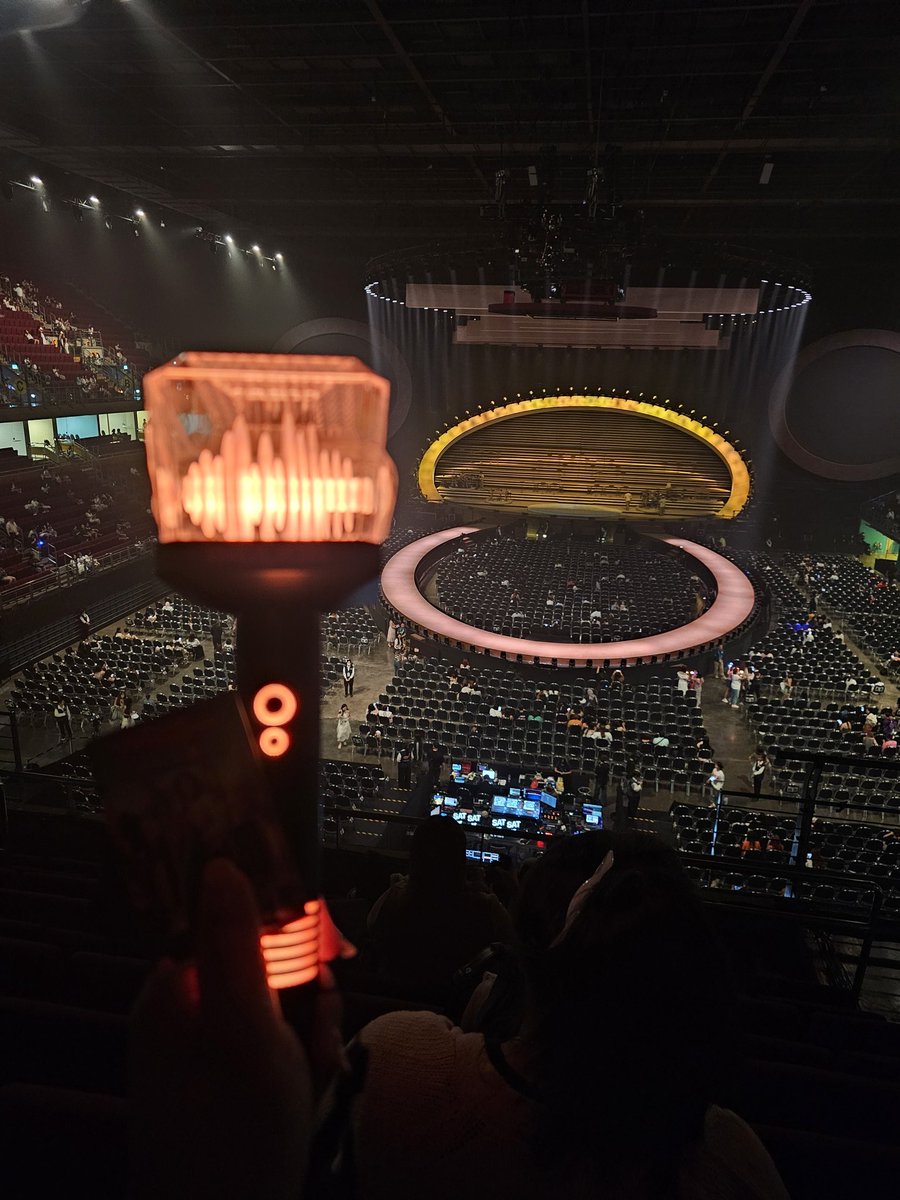 TLolilpop's tweet photo. Day 2 check วันนี้ขึ้นดอยชั้น3 โซนK สมกับเป็นโซนทองคำจริงๆ มองตาเปล่าก็เริ่ด
#BILLKIN_FEELQUENCY_D2
#BILLKIN_FEELQUENCY
#Bbillkin https://t.co/KDm3upTVDL