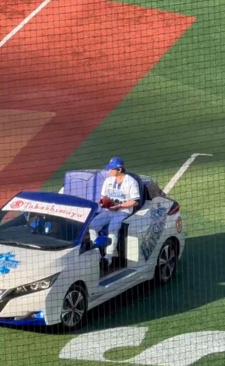 machyang's tweet photo. さっきまで揉んで形を整えていたグローブを
リリーフカーに置いていったんだ

これから戦うピッチャーが
グローブ置いていくかよ

置いていくな三嶋！
辞めないでくれ三嶋！

そうか、引退するんだな… https://t.co/X5APdPqDjY