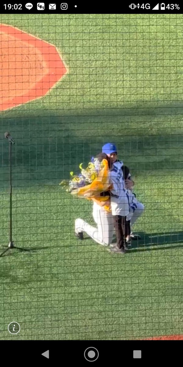 machyang's tweet photo. 駆け寄る子供二人
ちょうど自分の息子たちと同じ年頃くらいだ
余計泣いた
三嶋も立派な人の親になっていた

凄いな…自分の父親は三嶋一輝だなんて…

お疲れ様、三嶋
ナイスピッチングみっしー
ナイスリリーフだ、ハマの不死鳥
ナイスセーブ、三嶋選手

ありがとう
三嶋一輝 https://t.co/cSyTK8xAYj