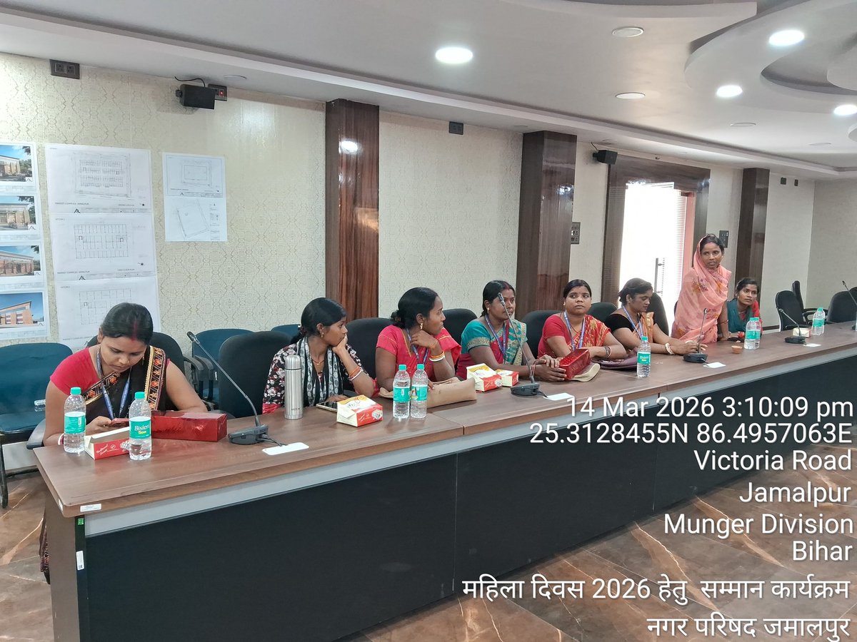 nagarparishadjm's tweet photo. 🌸 अंतरराष्ट्रीय महिला दिवस के अवसर पर नगर परिषद जमालपुर द्वारा स्वच्छता के क्षेत्र में सराहनीय योगदान देने वाली महिलाओं को सम्मानित किया गया। शहर को स्वच्छ, सुंदर और स्वस्थ बनाने में इन महिलाओं की महत्वपूर्ण भूमिका रही है। 
💐 नारी शक्ति को नमन 
 @UDHDBIHAR
@SwachhBharatGov https://t.co/6jH76vMp1B