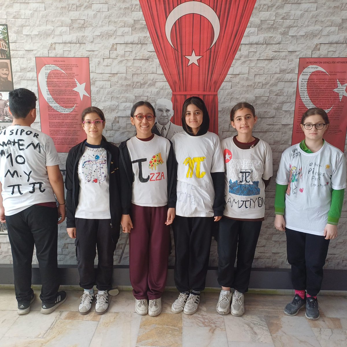 HIMCUMORTAOKULU's tweet photo. 🔢 Matematik Her Yerde
Matematiğin en özel sayılarından biri olan π (Pi) sayısını öğrencilerimizle birlikte eğlenceli ve öğretici etkinliklerle kutladık. 🎉
@bulent_akhan20 
@oktaylo https://t.co/fycAgudvXn