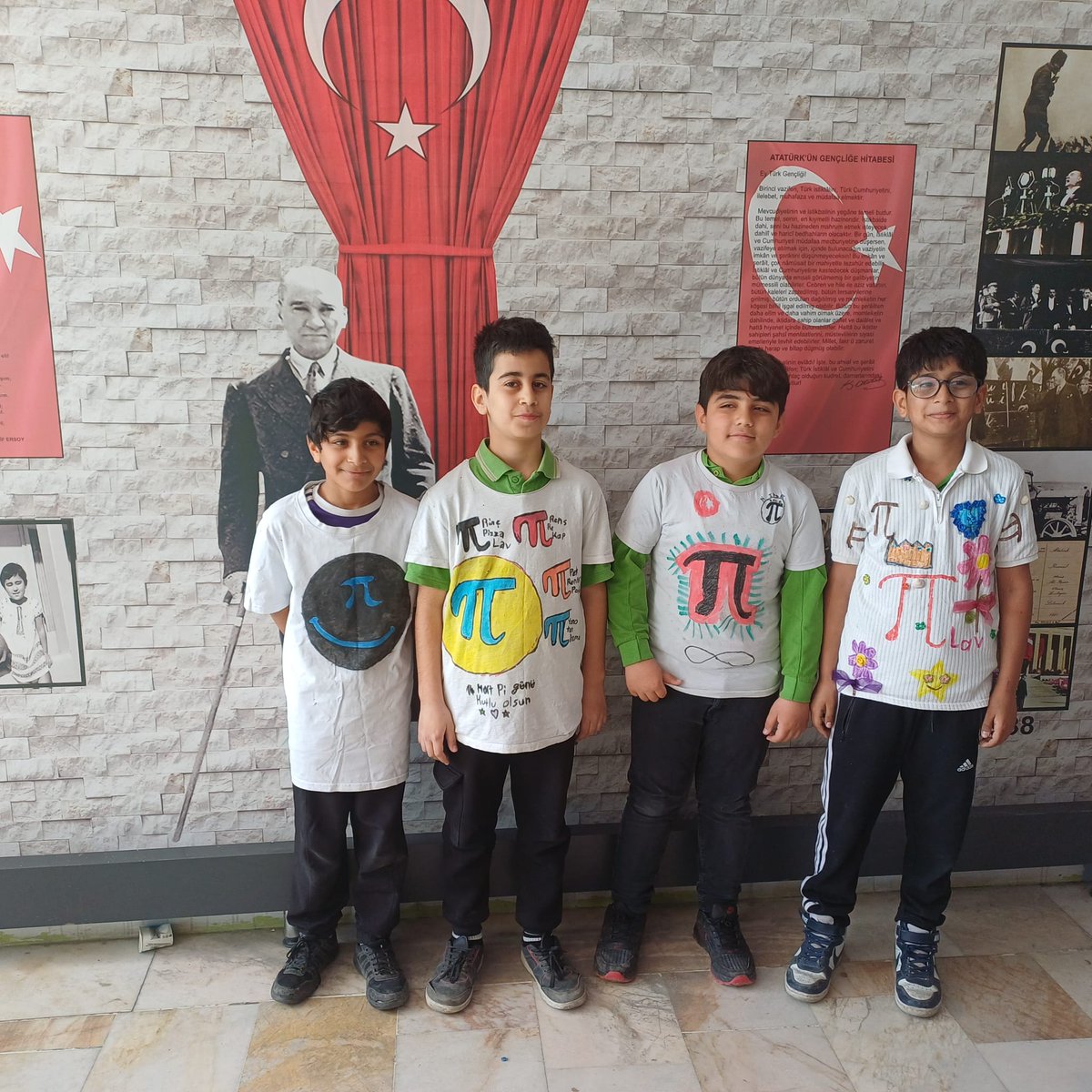 HIMCUMORTAOKULU's tweet photo. 🔢 Matematik Her Yerde
Matematiğin en özel sayılarından biri olan π (Pi) sayısını öğrencilerimizle birlikte eğlenceli ve öğretici etkinliklerle kutladık. 🎉
@bulent_akhan20 
@oktaylo https://t.co/fycAgudvXn
