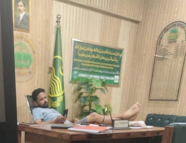 mofarooka's tweet photo. یہ ہیں ایک معتبر پیشہ سے تعلق رکھنے والے افسر محمد عمران ڈی ای او لٹریسی ڈیپارٹمنٹ جھنگ جو اپنے دفتر میں اپنے ڈیوٹی اوقات میں سرکاری لباس زیب تن کئے مہذب انداز میں، فرائض سرانجام دیتے ہوئے!! https://t.co/qV029PjxDS