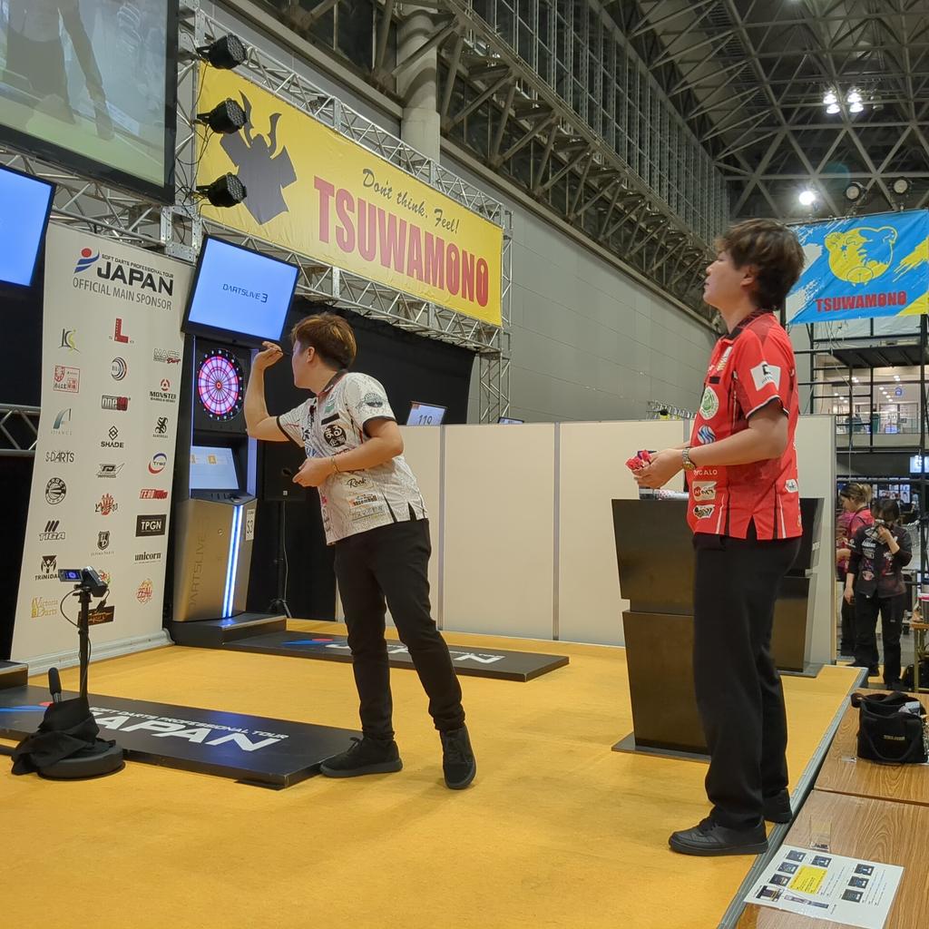 JapanProDarts's tweet photo. 【STAGE18 千葉】

つづいてのLIVE中継は📹
西谷 譲二プロ vs 有原 竜太プロ

注目の対戦をぜひLIVE中継でお楽しみください。

実況解説付きLIVE中継と試合速報はコチラ
https://t.co/npTfPecCyr https://t.co/H8dni1l69o