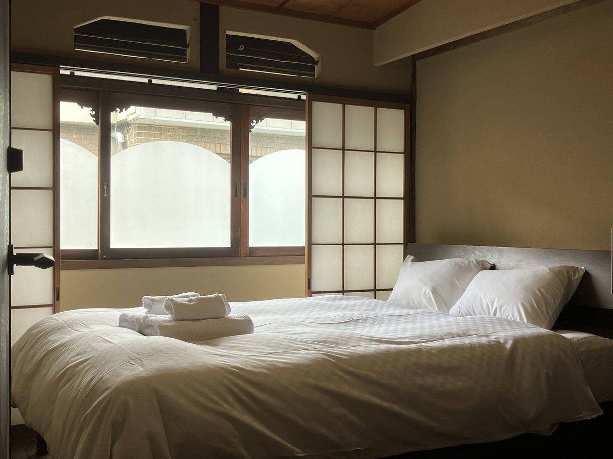 unknown_kyoto's tweet photo. お知らせ遅くなりました！寒暖差と花粉で大変な日々です…平日はまだ宿泊に余裕あります🛏️ぜひ遊びに来てくださいね！
📍3月14日から一週間のお知らせ
●コワーキング 毎日 10:00-19:00
●レストラン 火-土 sin 11:30-15:00 17:30-21:30 ※土曜ランチ休み
●日曜日の一皿 3/15：GOENカフェ 11:00-17:00 https://t.co/cutM7sPRZk