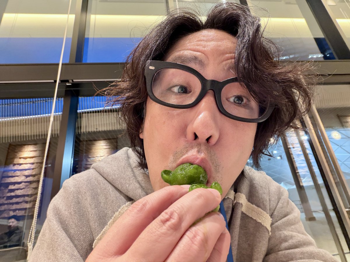zubora_tw's tweet photo. あの…
食べずらいんですけど…

それはそうとLOLの新作動画。
是非観てね！
ずぼらの心霊回は今週言うてたけど、来週で！

#ずぼら食堂 
#lolくりえいたーず https://t.co/iLa5vt7XuG
