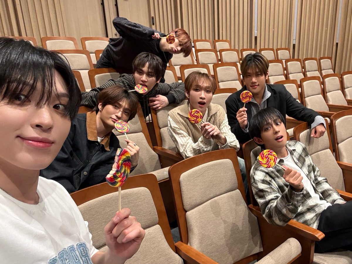 DKB_BRAVE's tweet image. [📷]

화이트데이 🍬💕
BB랑 만나서 스윗한 하루가 되었습니다🎁
BB도 다크비 만나서 오늘 하루 달달함으로 꽉 채웠나요~?
함께해 줘서 고마워요✨

White Day 🍬💕
It was a sweet day to meet BB🎁
Did you meet the DKB tonight?
Thank you for doing together✨

#다크비 #DKB #Emotion #Irony