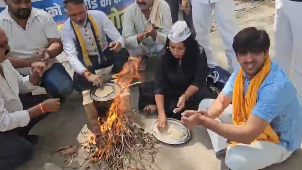 AAPUttarPradesh's tweet photo. नाम नरेंदर, काम सरेंडर!

मोदी सरकार की गलत विदेश नीतियों के कारण देश में ह��ई LPG की किल्लत को लेकर गाजियाबाद में प्रदेश प्रवक्ता @TarunimaSriAAP जी के नेतृत्व में AAP कार्यकर्ताओं एवं पदाधिकारियों ने किया जोरदार विरोध प्रदर्शन। https://t.co/Mrs8maXCDf