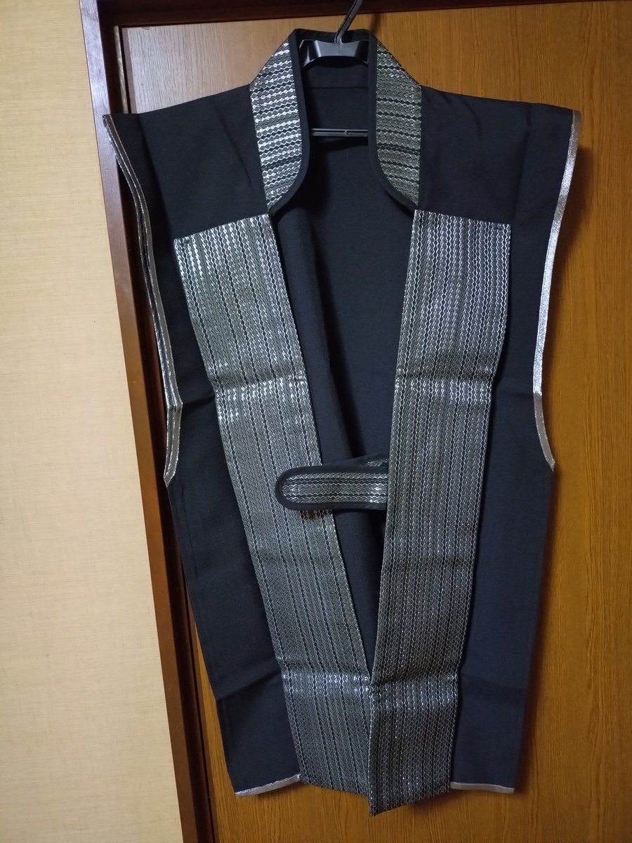 久しぶりに…✨新調いたしました✨
おかげさまをもちまして…😌🙇今年でおもてなし武将十年目ということで…😌✨『陣羽織』を新調いたしました。先程、注文しておいた一着が到着。黒地に銀、なかなか良き良き😊✨残り一着は来月のお楽しみでござる😊