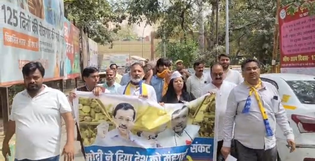 AAPUttarPradesh's tweet photo. नाम नरेंदर, काम सरेंडर!

मोदी सरकार की गलत विदेश नीतियों के कारण देश में ह��ई LPG की किल्लत को लेकर गाजियाबाद में प्रदेश प्रवक्ता @TarunimaSriAAP जी के नेतृत्व में AAP कार्यकर्ताओं एवं पदाधिकारियों ने किया जोरदार विरोध प्रदर्शन। https://t.co/Mrs8maXCDf