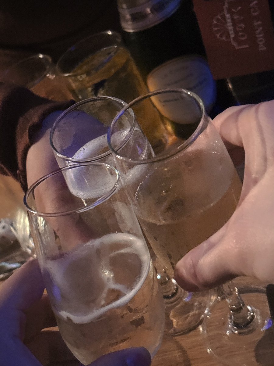 ススキノの路地裏にある、昭和レトロスナック「ひなぎく」です。ママとまーちゃんが出勤！20時30分〜朝5時。飲み放題2時間4000円〜。カラオケ歌い放題。おひとりさま、カップル、スナック初心者大歓迎！ママバースデー月間🥂🍾💖
