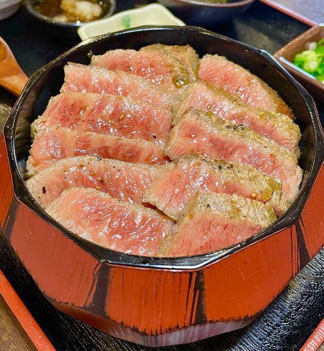 gourmetroad5's tweet photo. 愛知県知多市にあるお店「和創作 いろは」の、知多牛を贅沢に使用し、様々な味変も楽しめる「知多牛ひつまぶし膳」✨ https://t.co/moiUewQ8wS