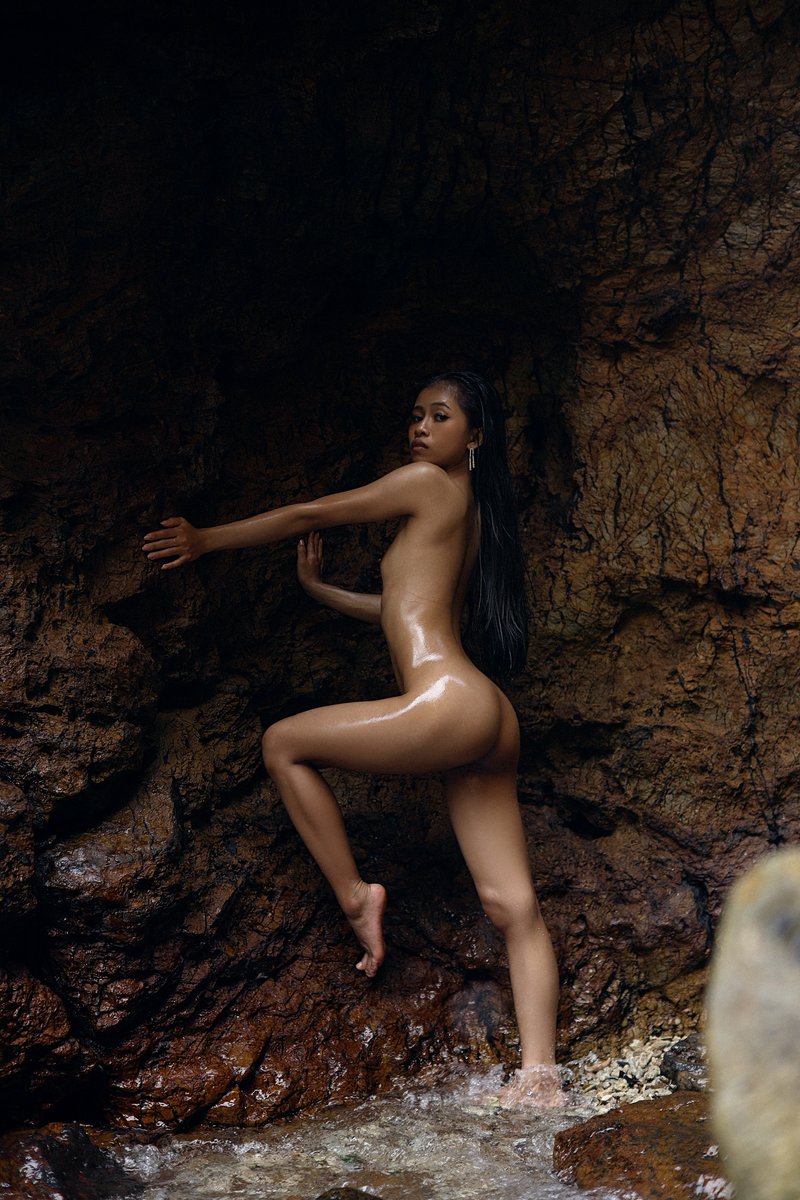 tinyalinakim's tweet photo. the naked cave vibes https://t.co/mJwVeWeznK