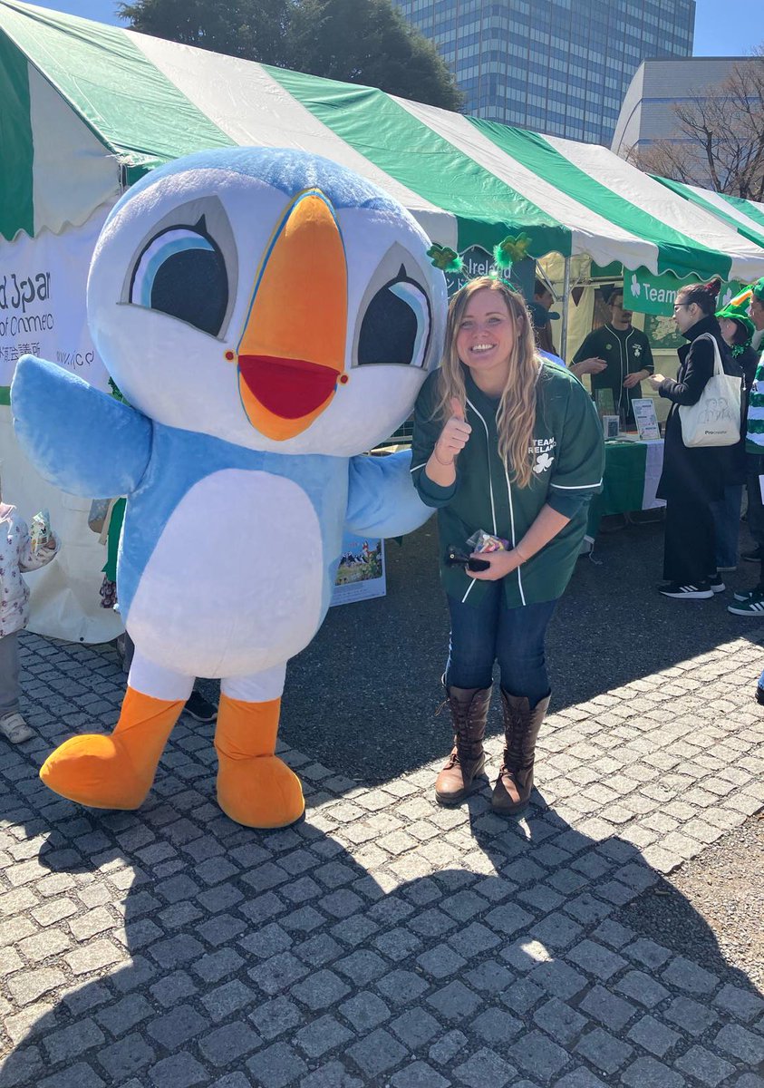 IrishEmbJapan's tweet photo. 本日、@GreenIrelandFes の「チームアイルランド」ブースにお立ち寄りくださいました皆様、Go raibh maith agat (ゴ・レヴ・ミーラ・マハ・アガット / #アイルランド語 で「ありがとうございます」) 🙏

明日も楽しい企画をたくさん準備していますので、緑色のものを身につけてぜひお越しください！ https://t.co/c3UL3KNLT0