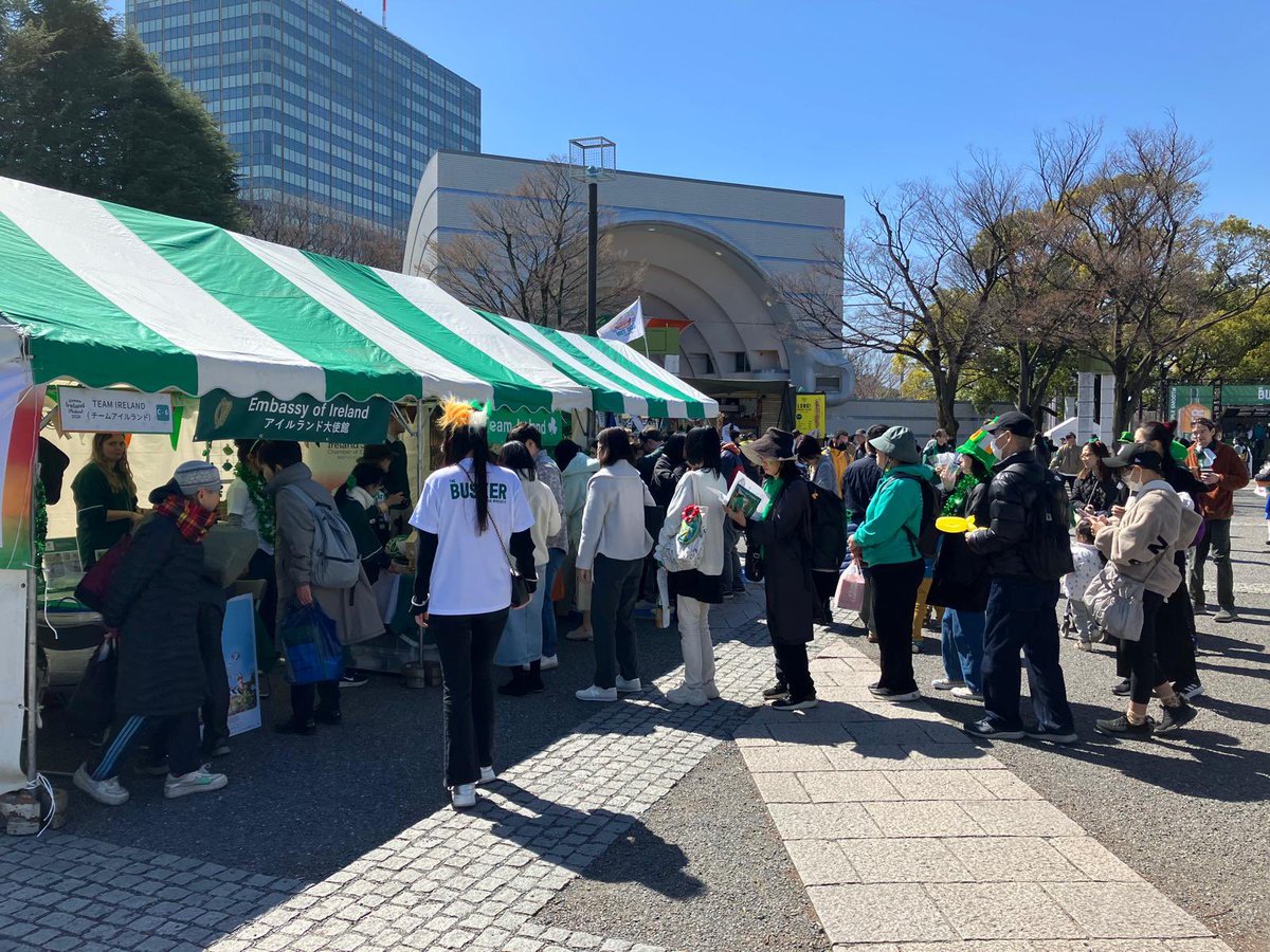 IrishEmbJapan's tweet photo. 本日、@GreenIrelandFes の「チームアイルランド」ブースにお立ち寄りくださいました皆様、Go raibh maith agat (ゴ・レヴ・ミーラ・マハ・アガット / #アイルランド語 で「ありがとうございます」) 🙏

明日も楽しい企画をたくさん準備していますので、緑色のものを身につけてぜひお越しください！ https://t.co/c3UL3KNLT0
