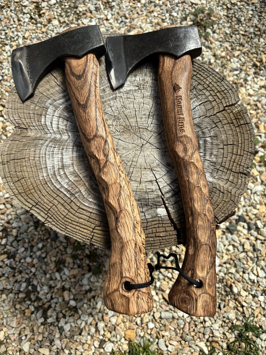 MountBros's tweet photo. 【MountBrosの斧のグリップ】
斧を使ってる方はどのくらいのグリップの太さが使いやすいんですかね🤔
僕の場合は細めのほうが握りやすく感じます。

画像の左の斧は試しに作ったサンプルで右が今の販売してるものです🙋‍♂️

グリップの太さ外周
左　10.5センチ
右　9.5センチ

#キャンプ　#斧　#MountBros https://t.co/TcKmwYPk7n