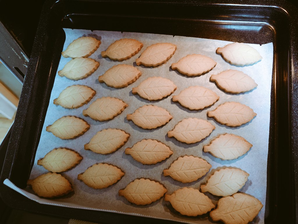 甘いものが食べたくてござるクッキーを作った！
クッキーの抜き型はあるけどスタンプ無いので葉脈は爪楊枝で手書き！