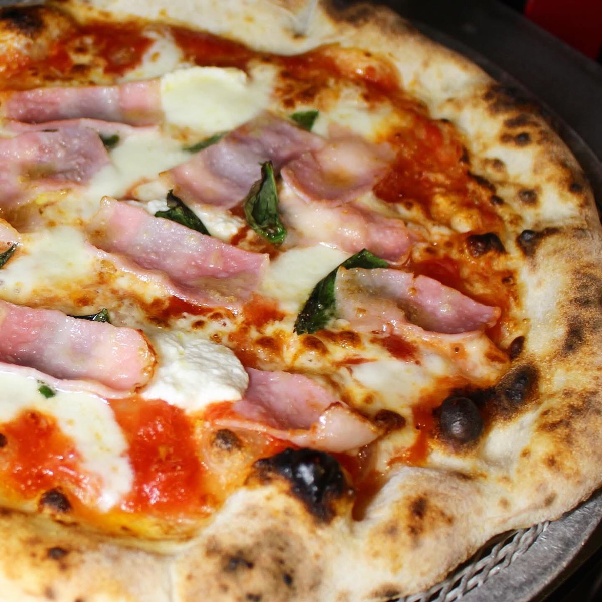 PizzaBarNAPOLI's tweet photo. 今夜のオススメピッツァは『ラザーニャ』

トマトソースに3種類のチーズ（モッツァレラチーズ、パルミジャーノ、自家製リコッタチーズ）、ベーコン、バジルをのせて焼きました🔥
チーズのコクとベーコンの旨味をお楽しみくださいませ🤵‍♂️

営業時間 18:00-23:00

Tel.0172403393
　　　  
定休日　水曜日 https://t.co/uOCNKoFgL6