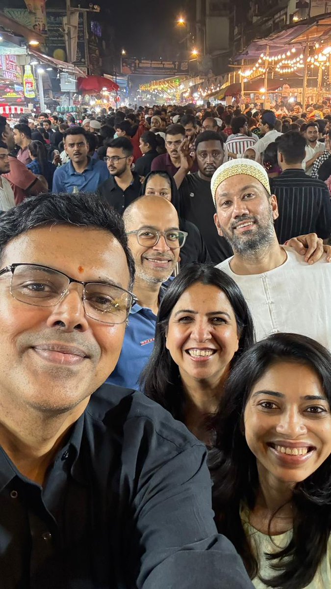 PRASHANTBKERKAR's tweet photo. Enjoying a wonderful iftar dinner at chinese grill on the bustling Mohammed Ali road near Minara masjid. Awesome food . Awesome atmosphere . No dearth of Lpg https://t.co/qVegtVJeph