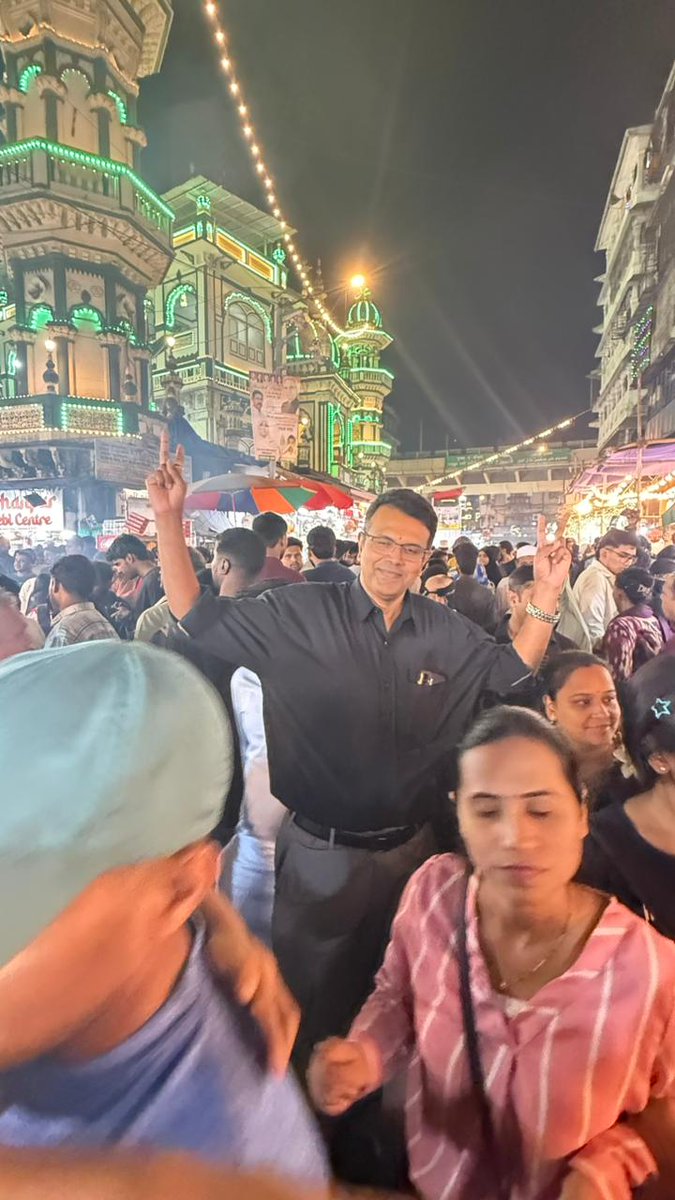 PRASHANTBKERKAR's tweet photo. Enjoying a wonderful iftar dinner at chinese grill on the bustling Mohammed Ali road near Minara masjid. Awesome food . Awesome atmosphere . No dearth of Lpg https://t.co/qVegtVJeph