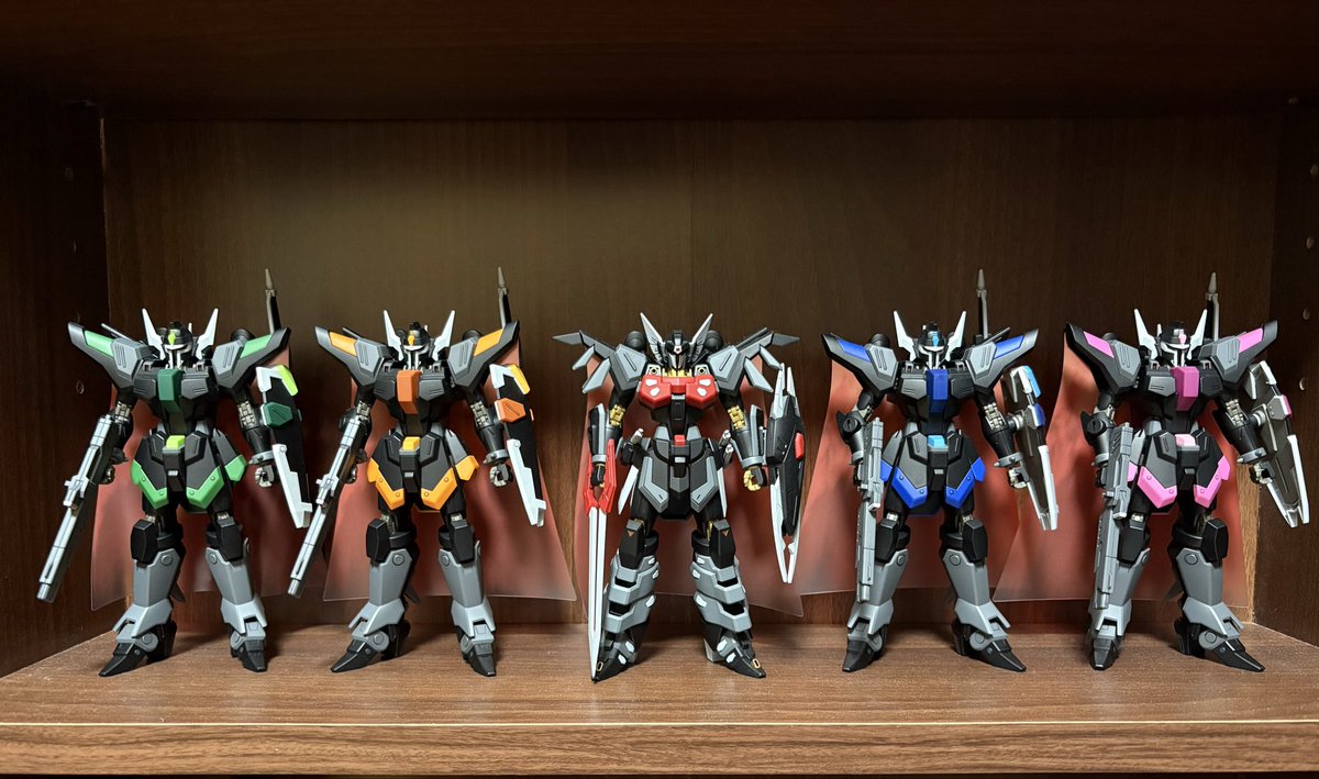 THRONE_Arcadia's tweet photo. ブラックナイトスコードカルラ完成！
エフェクトつけると幅とるけど、飾り方はこれで決まりかなぁ
ブラックナイトスコードも揃いました！
 #ガンプラ https://t.co/7dCXlvgmd3