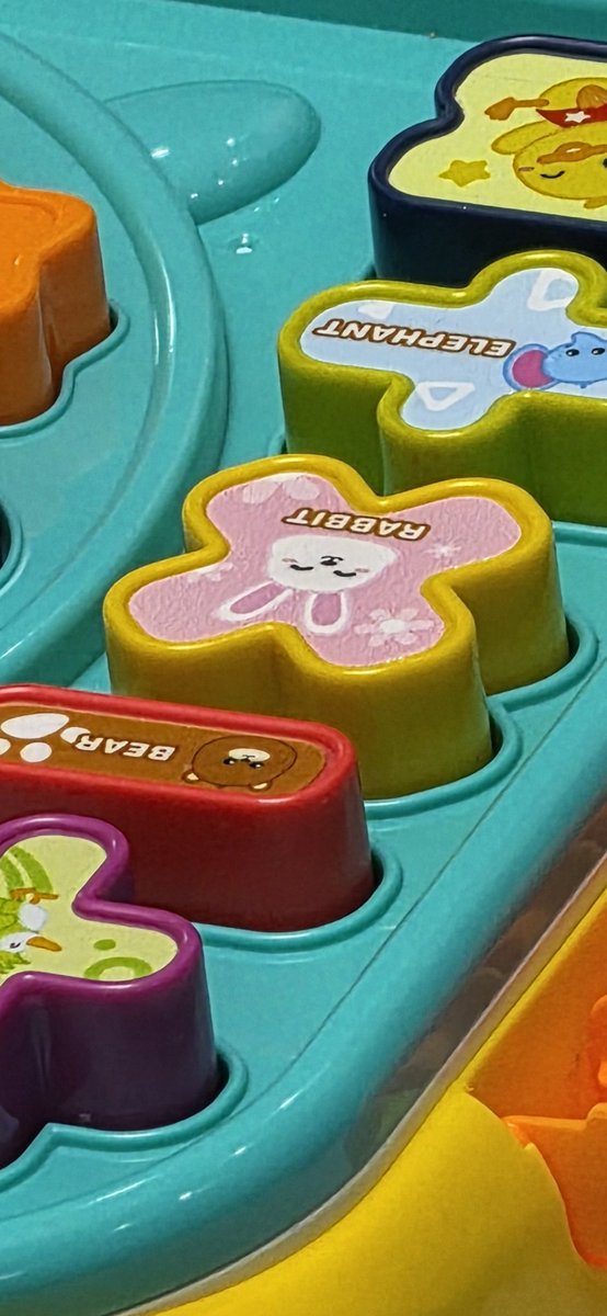 UniverseIce's tweet photo. S26 Ultra
9.5x zoom  vs  10x zoom
The problem with a 10x camera is that it creates details that don't exist.We can see that all the textures on this toy are actually non-existent. Stationery is actually smooth, but it adds a lot of trivial details. This is an unnecessary step, but Samsung does it.