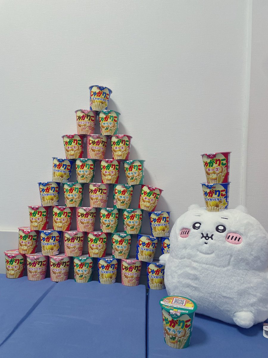 KR8633017's tweet photo. ゲーセンでデブのおやつ仕入れてきた！
太るから少しずつ食べようね・・・ https://t.co/Nosx11dWEO