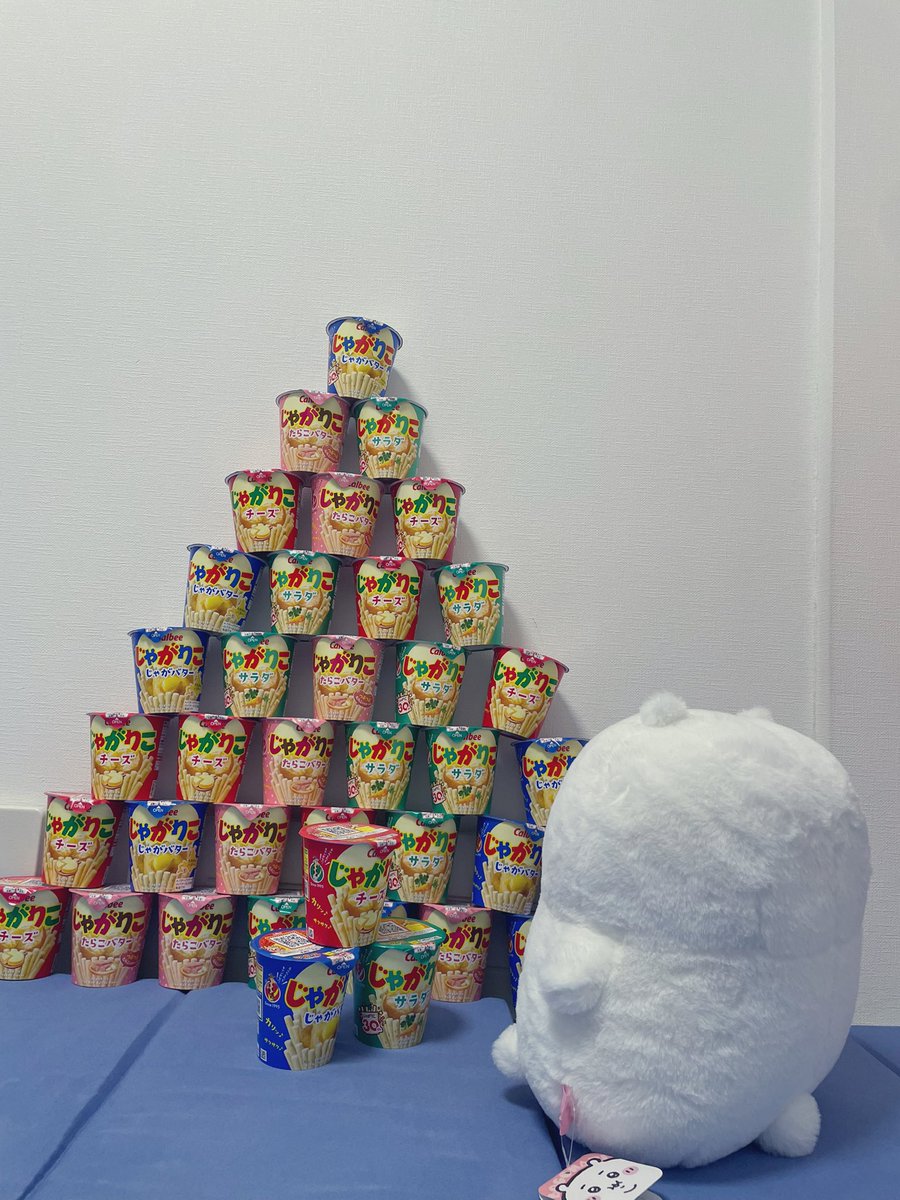 KR8633017's tweet photo. ゲーセンでデブのおやつ仕入れてきた！
太るから少しずつ食べようね・・・ https://t.co/Nosx11dWEO