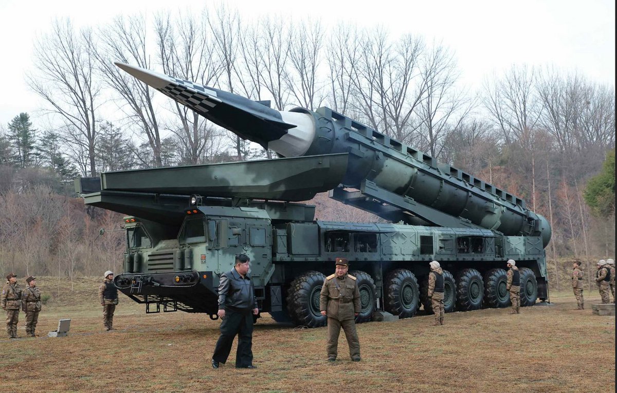 🇰🇵🇯🇵La Corée du Nord a tiré 10 missiles balistiques dans la Mer du Japon.

Voici la situation sécuritaire que doivent gérer le Japon et la Corée du Sud, tous les jours, sans oublier la Chine qui envoie ses porte-avions mettre la pression.

Les enjeux de sécurité en Asie sont