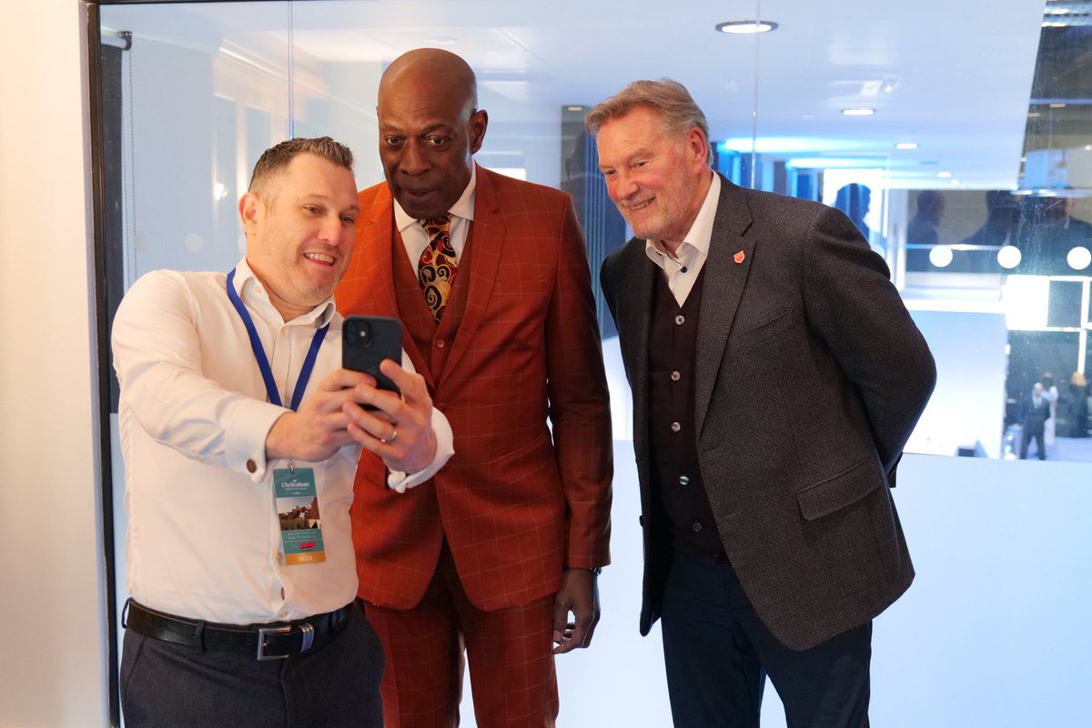 GalaEventsUK's tweet photo. Our London Gold Cup was an absolute blast 💥 

Thanks to @frankbrunoboxer and @GlennHoddle for bringing the star dust to a brilliant day of racing action 🏇 https://t.co/p4M7rOKY8T