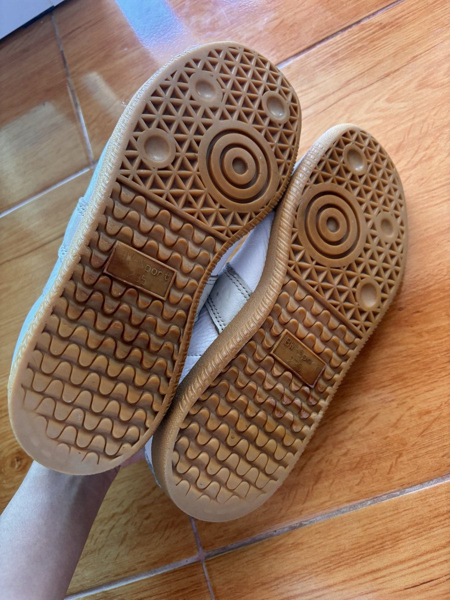 fashjgg's tweet photo. adidas BM Army ของเเท้
size 38 สภาพตามการใช้งาน
ส่งต่อ 400 รวมส่ง
#ส่งต่อเสื้อผ้า #ส่งต่อ #ส่งต่อรองเท้า #รองเท้ามือสอง #ส่งต่อรองเท้ามือสอง #ส่งต่อรองเท้าของเเท้ #ส่งต่อadidas https://t.co/bLsmVDvd9e