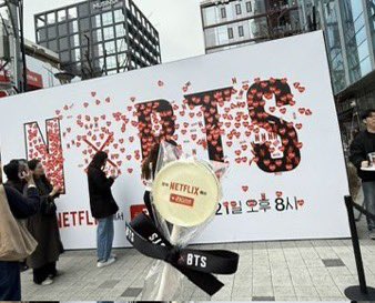 Gak ada yg bisa ngalahin cara promosi netflix buat cb bts, sumpah aku amaze bgt😭🔥
bahkan kita tiap hari jg dapet konten dari netflix, btsarmy dirayakan