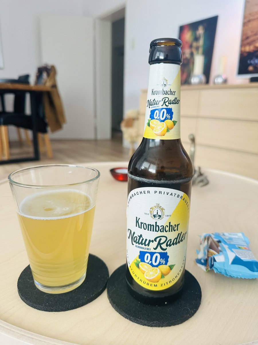 dieemscherperle's tweet photo. Ich bin heute über Tag zu Hause. 
Mit Rudi auf der Couch, Tierdoku, alkoholfreies Radler und Pommes. 
Freue mich schon nachher zurückzukehren. https://t.co/h5P0WQo92a