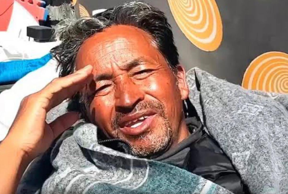 बहुत बड़ी राहत की खबर: आखिरकार सोनम वांगचुक जोधपुर जेल से 170 दिन बाद होंगे रिहा
गृह मंत्रालय ने कहा: सरकार ने राष्ट्रीय सुरक्षा अधिनियम के तहत मिली शक्तियों का इस्तमाल करते हुए सोनम वांगचुक की हिरासत को फ़ौरन रद्द करने का फैसला किया है.
केंद्र सरकार का फैसला ऐसे समय में हुआ है