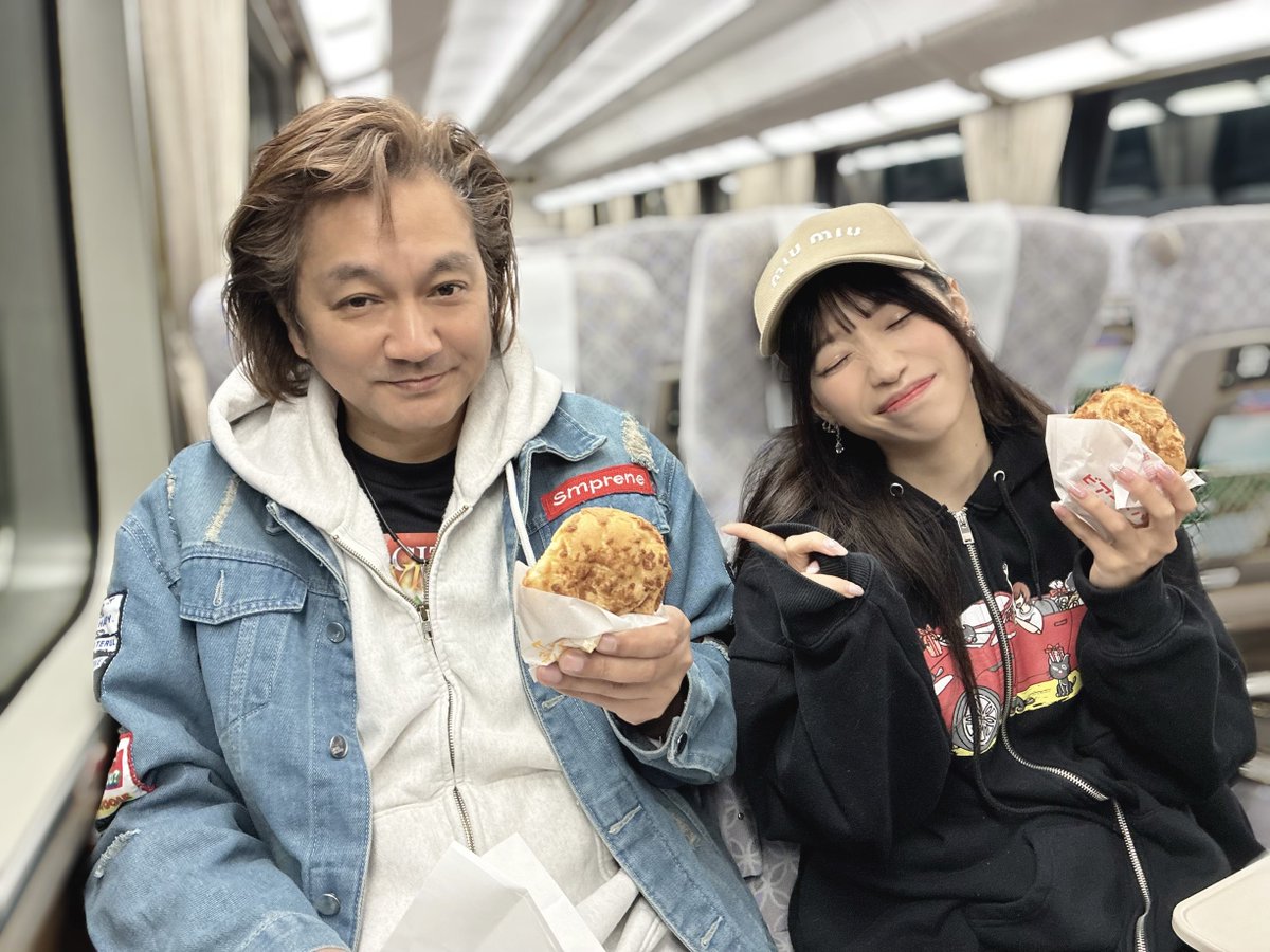親子くらい年齢離れてますが
事務所の社長とアーティストです😌笑

今日もこのお方と一緒に
全国旅回ってます。ありがとうね、伊藤さん。

#亜咲花サテライトツアー