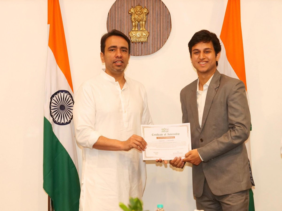 माननीय केंद्रीय मंत्री श्री <a href="/jayantrld/">Jayant Singh</a> चौधरी जी ने इंटर्न्स से मुलाकात की और उनसे बातचीत की। 
उन्होंने इंटर्न्स के अनुभव सुने और बताया कि सार्वजनिक जीवन में जमीनी हकीकत से जुड़े रहना कितना जरूरी है।
सारथी 2.0 कार्यक्रम का समापन हुआ।