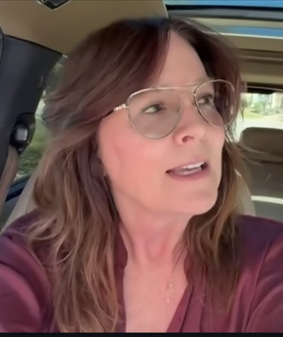 Doesn't <a href="/LaurelLHolloman/">Laurel Holloman</a> look a bit like Jamie Lee Curtis.😅 Love this look