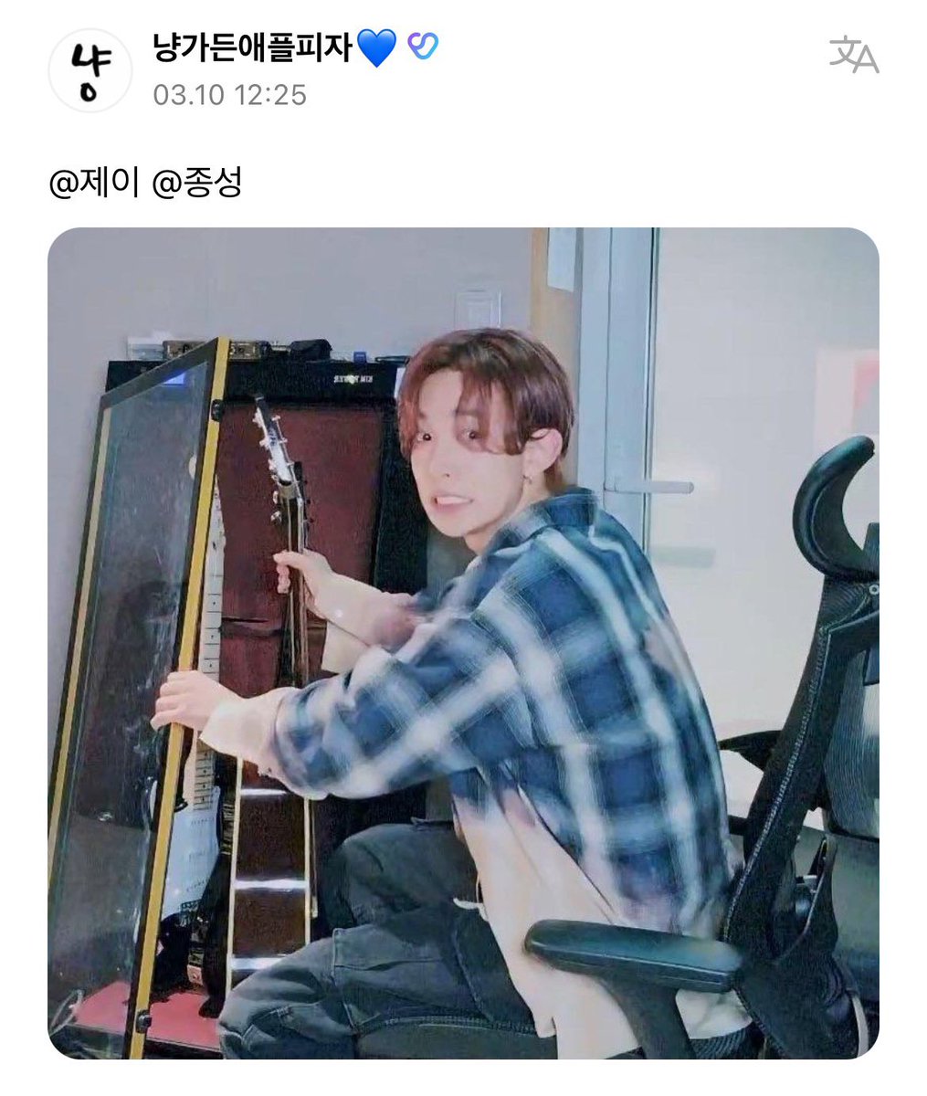 _psweetie's tweet photo. กระสุนนัดที่ล้าน น้องเจย์ตั้งชื่อกีตาร์ตัวใหม่ที่ยังไม่มีชื่อว่า hardy  “H” มาจากชื่อฮีซึงเพราะคนพี่แอบไปเปิดตู้เอามาเล่น  แล้วเอนจีนแคปเอาไปฟ้อง555555555555566

😂🥲🔫 https://t.co/OJMVLYmcCP