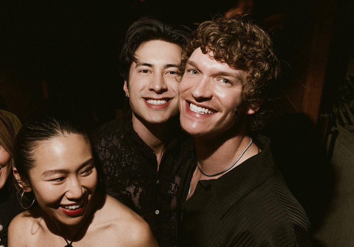 HeatedRivalryBR's tweet photo. FINALMENTE! Connor Storrie e Hudson Williams no jantar pré-Oscar da CAA em Los Angeles ontem. 🤍 https://t.co/uYHqJ7KXuT