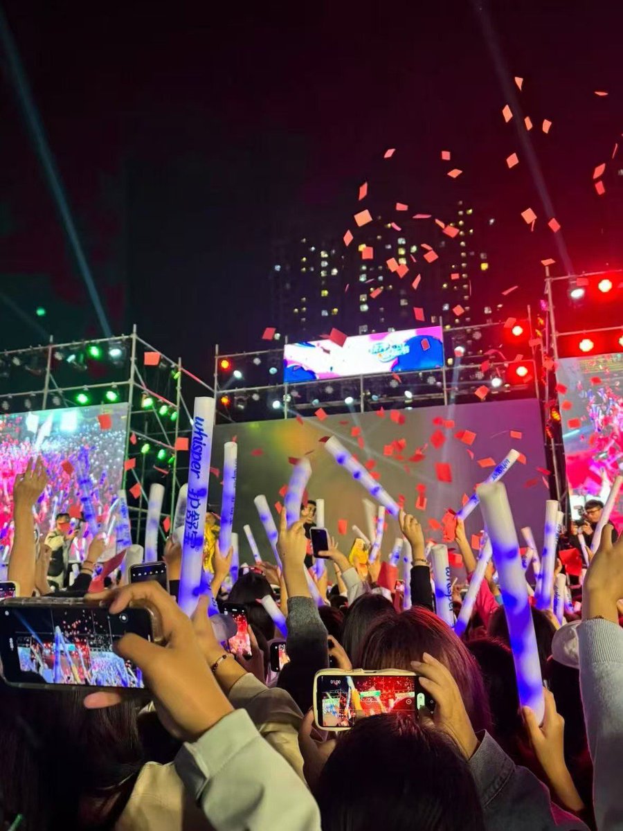 Imteyaz00079606's tweet image. Catch the electrifying live show tonight!  Lights, energy, and unforgettable moments—don’t miss out! Tag a friend to share the vibe. #LivePerformance #MustSee