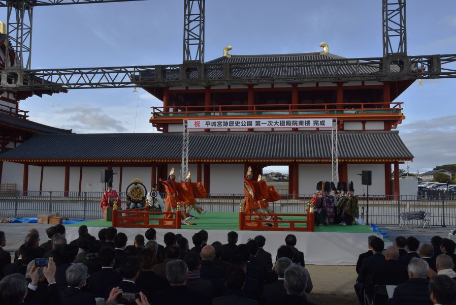 imaikuni's tweet photo. 平城宮跡・第1次大極殿院東楼が復元され、きょう完成披露式典がありました。発掘調査で大極門の東西に太い柱で支えられた建物跡が検出され、「続日本紀」に聖武天皇が天平八年正月、群臣に宴を催したとある「南楼（写本により南殿）」と推定。高さ約18mの楼閣として復元されました。明日から公開です。 https://t.co/5fta983qps