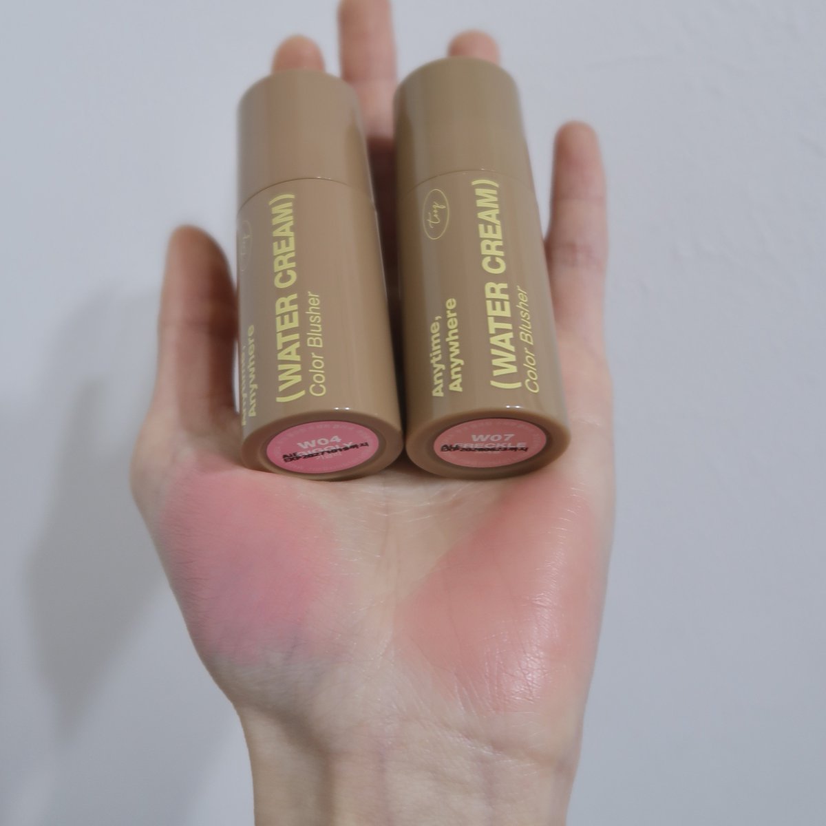 tooq 
ウォータークリームカラーブラッシャー比較

W04とW07似てると思ってたけど全然違った！
W04の方が明度が高くて春メイクに似合いそう
tooqのリキッドチークはみずみずしいけど馴染ませるとツヤ感はそこまでなくてしっかり密着してくれてベースもヨレず超おすすめ(  ˃ ᵕ ˂  )