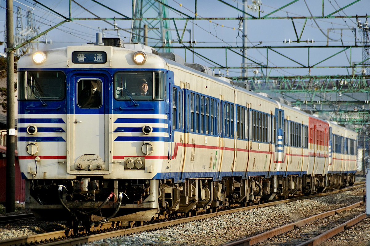 FL_500's tweet photo. 2012年くらいまで存在した新潟のキハ47の6連
磐越西線から来た4両に新津で2両繋げて6両で新潟を目指したものだったと思います。
 #長い編成の気動車が見たい https://t.co/RucPLflwHv